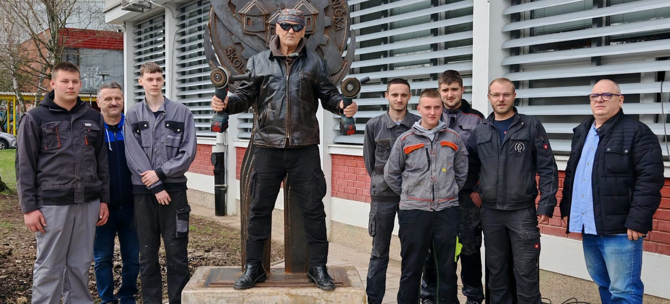 Lupino s učenicima izradio skulpturu logotipa škole