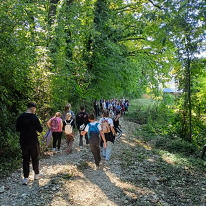 Osnovci i srednjoškolci na zajedničkom pješačkom izletu