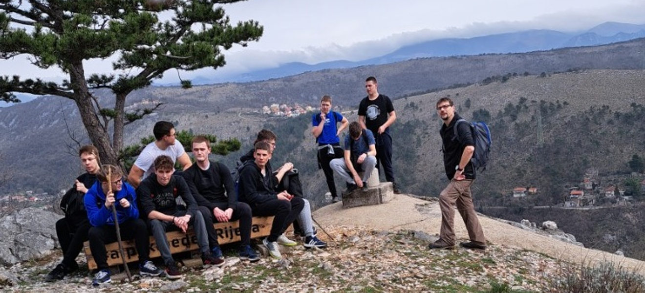 Pješačenje uz rječinu i uspon na Veli vrh