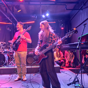 Čak 22 školska benda nastupila u Vintage Baru