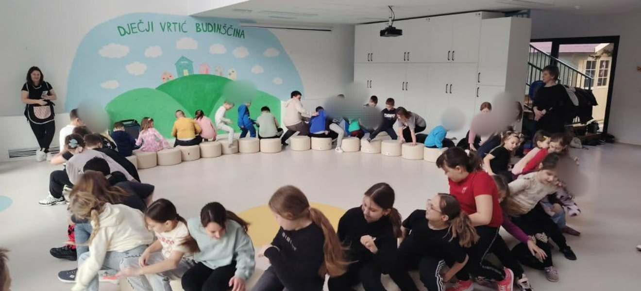 Mališani iz vrtića prvi put čuli školsko zvono