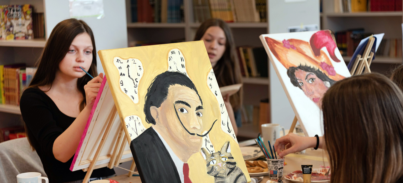 Slavne osobe pod učeničkim kistom