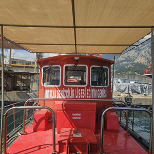 Učenici u uniformama i bez mobitela