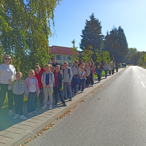 Osnovci i srednjoškolci na zajedničkom pješačkom izletu