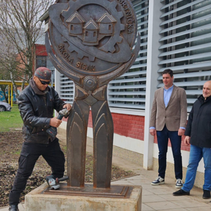 Lupino s učenicima izradio skulpturu logotipa škole